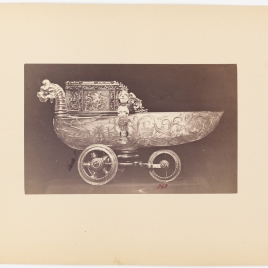 Barco de cristal con un dragón, dos bichas y ruedas
