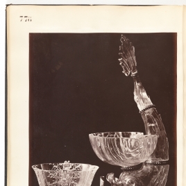 Bernegal de cristal con seis gallones y asas en forma de cartones