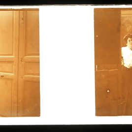 Dos mujeres tras una puerta con la pintura "Cupido", al fondo