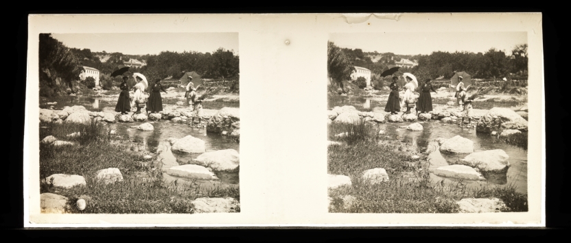 Imagen de la obra: "Tres mujeres con un joven y un niño atraviesan el río Buñol, en Buñol (Valencia)"
