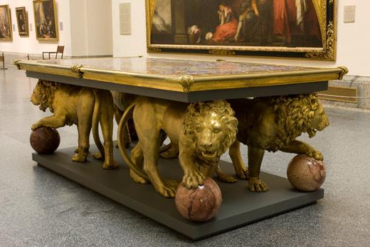 El Museo del Prado vuelve a exponer en sus salas los dos ricos tableros de piedras duras sostenidos por los leones que Velázquez compró en su segundo viaje a Italia