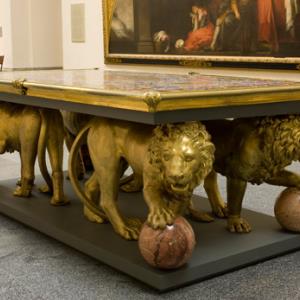 El Museo del Prado vuelve a exponer en sus salas los dos ricos tableros de piedras duras sostenidos por los leones que Velázquez compró en su segundo viaje a Italia