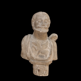Busto masculino con un grifo en el pectoral y escudo eclesiástico en la peana