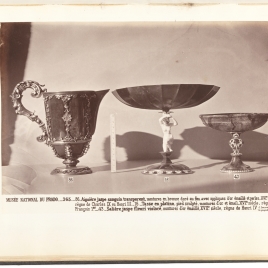 Jarro de pico de heliotropo, Taza de jaspe con una mujer como vástago, Taza oval de jaspe con vástago calado