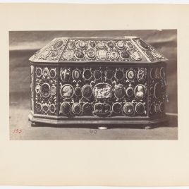 Octagonal coffer with engraving and cameos