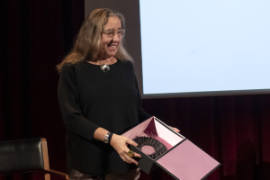 Manuela Mena recibe el Premio Fundación Amigos del Museo del Prado