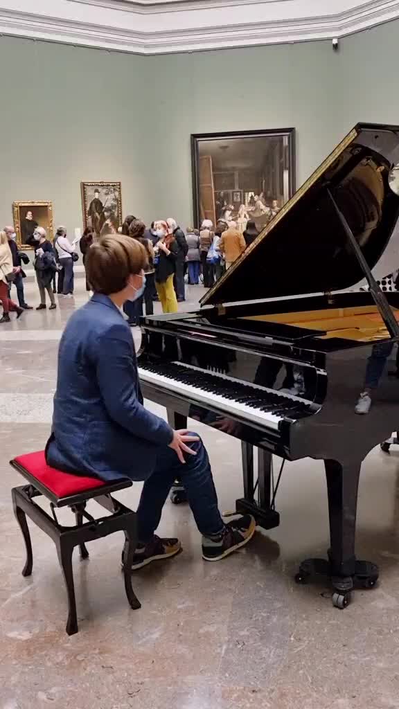 Pianos para el público en el museo por su 202 aniversario