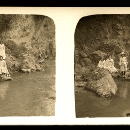 Varias jóvenes y un niño a la orilla de un río