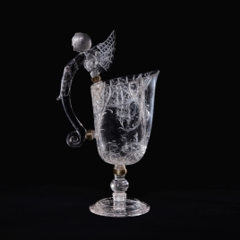 Jarro de cristal con asa en forma de bicha alada