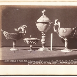 Copa de jaspe abarquillada con dragón, copita abarquillada de ágata con dos mascarones y tapa, copa con tapa y copa abarquillada de ágata con sirena alada