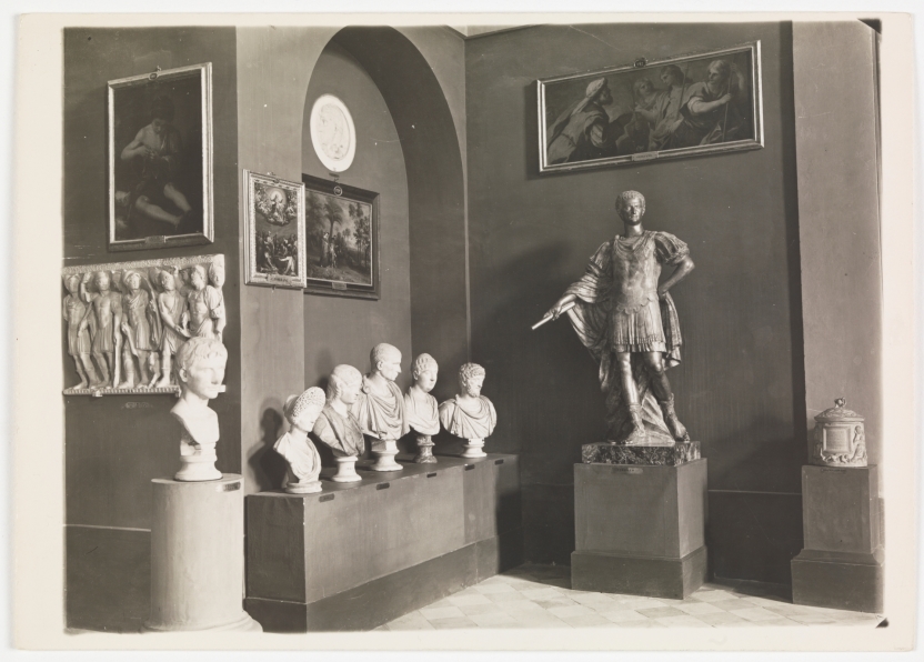 Imagen de la obra: "Museo del Prado, vista de una de las salas de escultura"