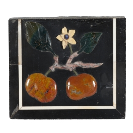 Placa con frutos y flores en relieve