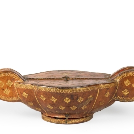 Case for boat-shaped tazza with a filigree foot