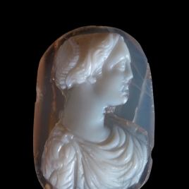 Busto de mujer con indumentaria clásica