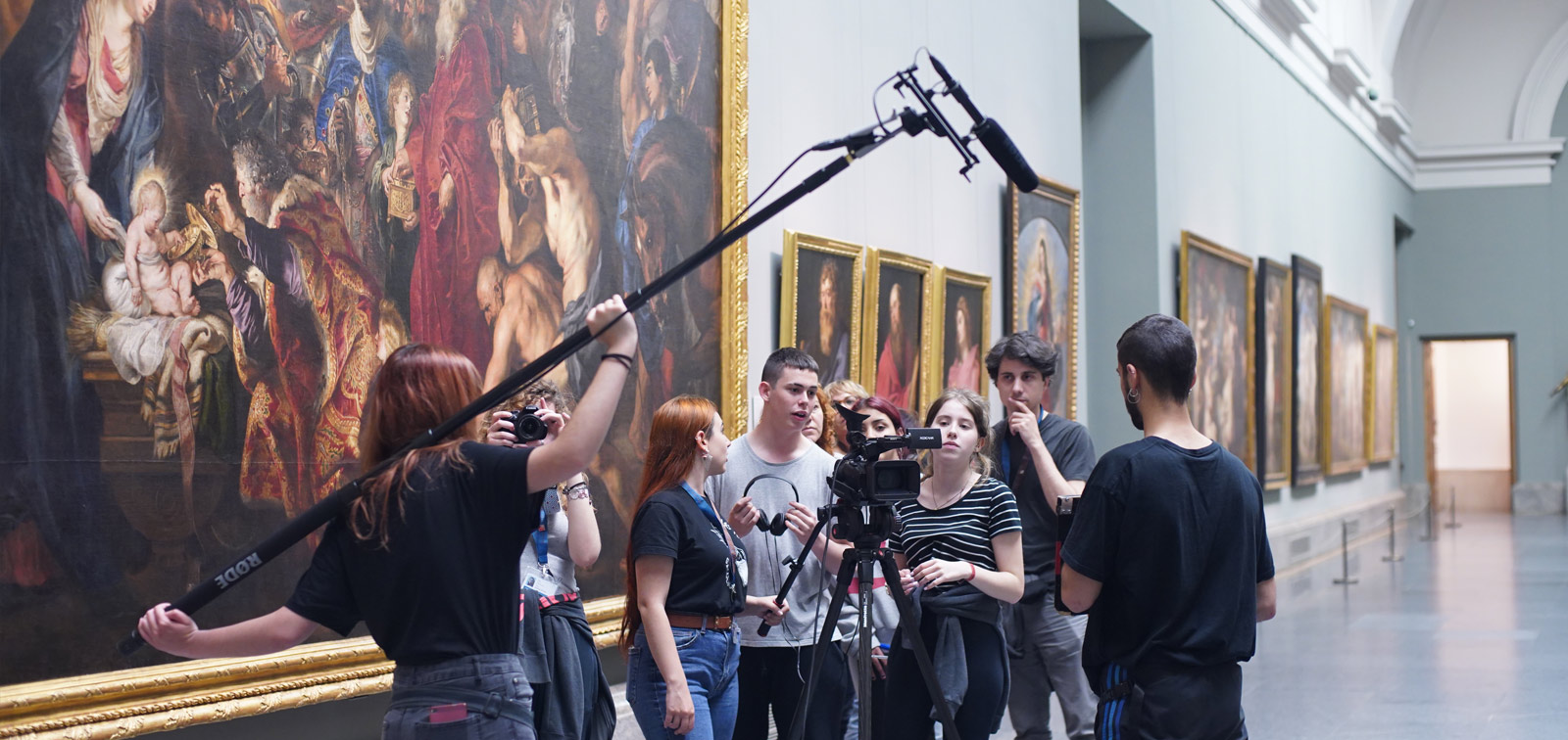 <em>A través del Prado. Miradas y retratos de un museo</em>