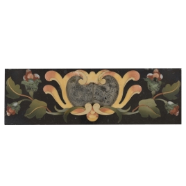 Placa con cartela y flores sobre fondo negro