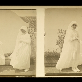 Pepita y Cristina vestidas de blanco en la terraza del estudio de Cecilio Pla