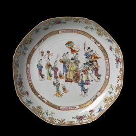 Fuente circular de porcelana china. Compañía Holandesa de las Indias Orientales