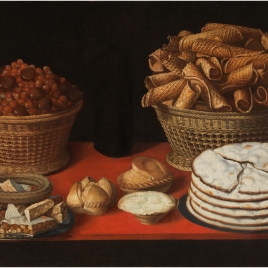 Dulces y frutos secos sobre una mesa
