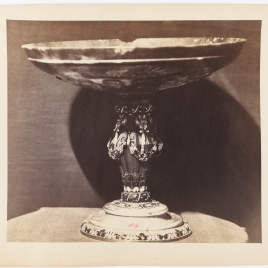Copa de ágata con festones de uvas.