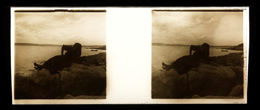 Imagen de la obra: "Joven recostada en una roca frente al mar"
