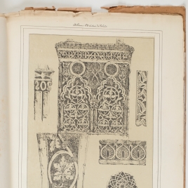Detalles de los adornos árabes del arco del Salón de Casa de Mesa