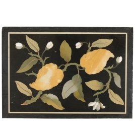 Placa con flores y hojas