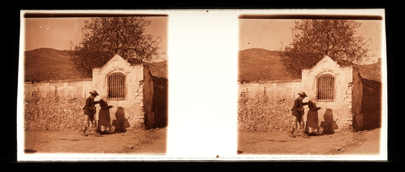 Imagen de la obra: "Pareja delante de ''la Virgencica'' en Cabra del Santo Cristo (Jaén)"