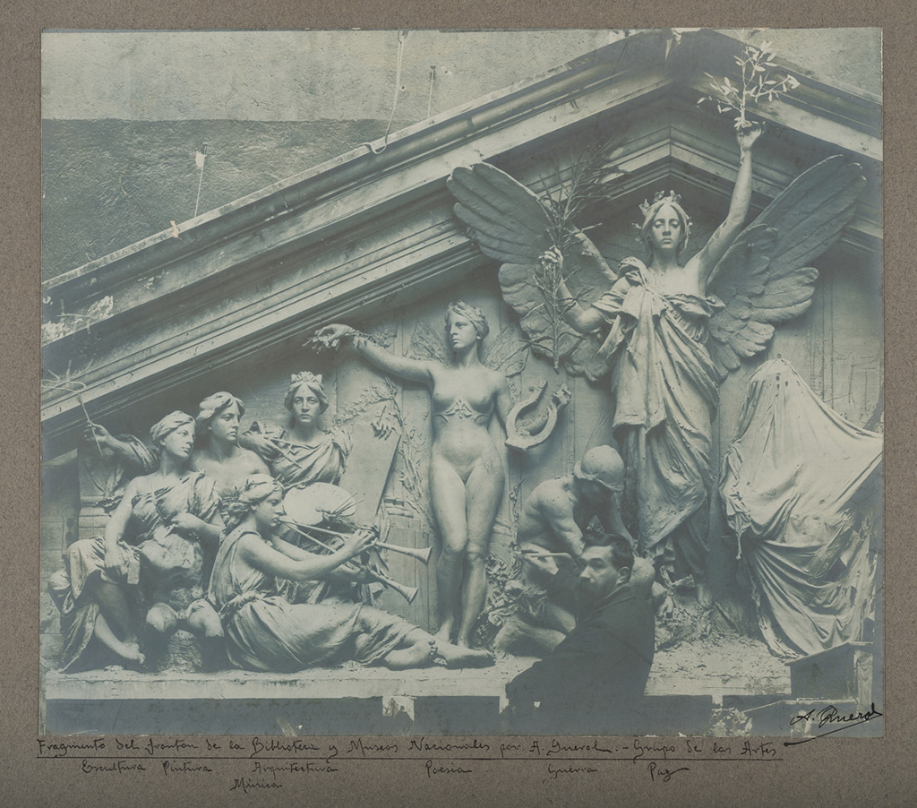 Imagen Agustín Querol modelando el frontón de la Biblioteca Nacional