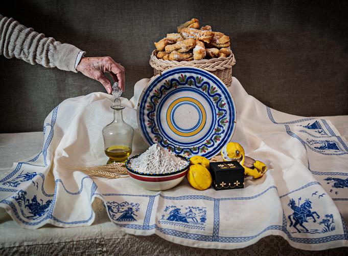 Imagen de Bodeg&oacute;n con cesto de dulces, limones, recipientes
