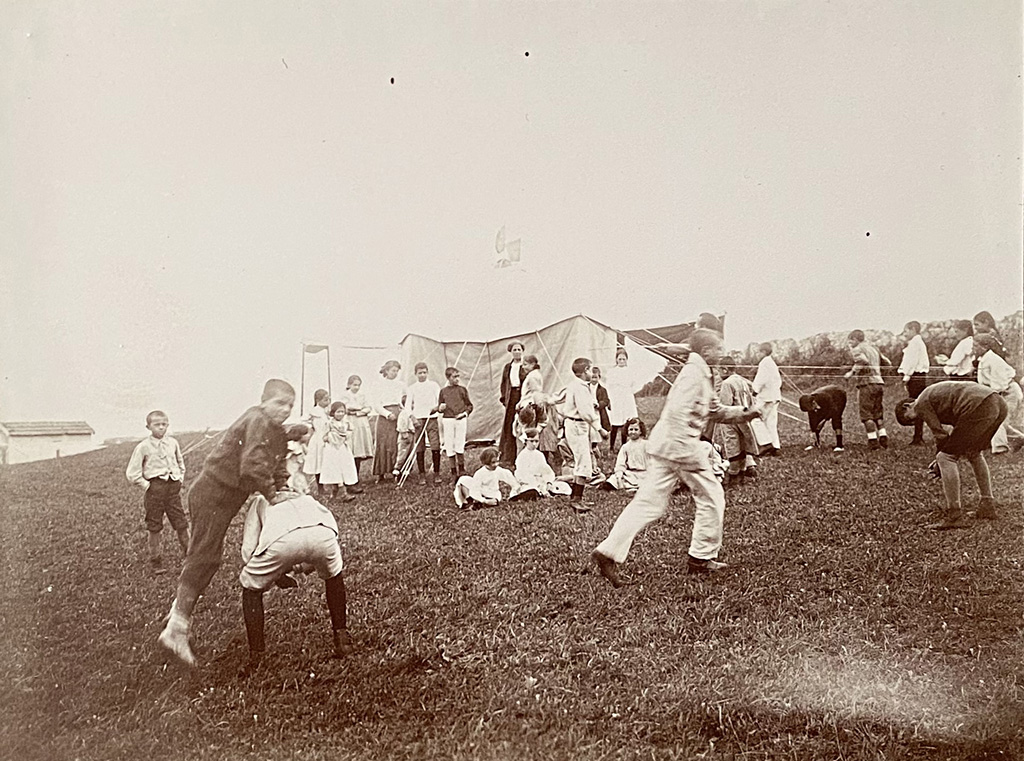 Photograph Group of Children in the Settlement of San Vicente de la Barquera (Cantabria)