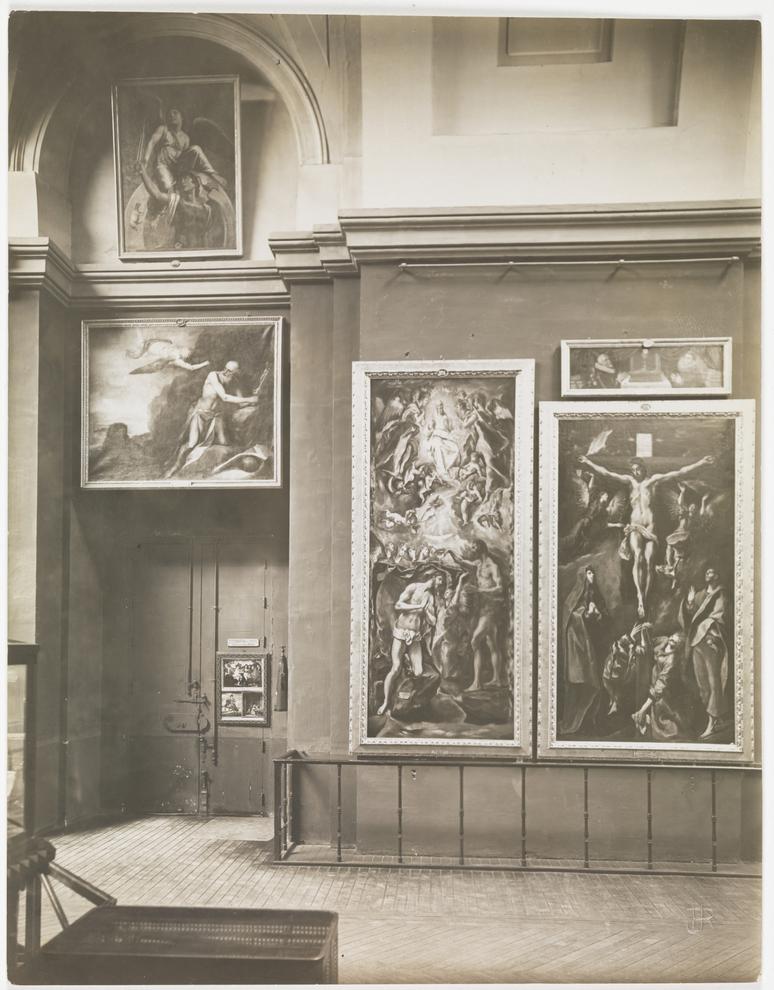 Imagen de Jos&eacute; Lacoste. Local de venta de fotograf&iacute;as en la galer&iacute;a central del Museo del Prado