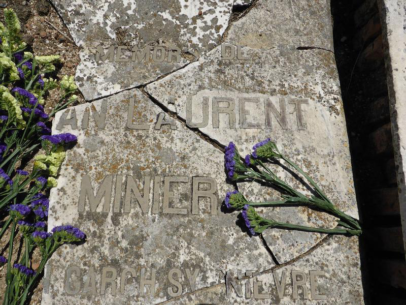 Imagen de la l&aacute;pida de la tumba de Juan Laurent y Minier en el Cementerio de la Almudena