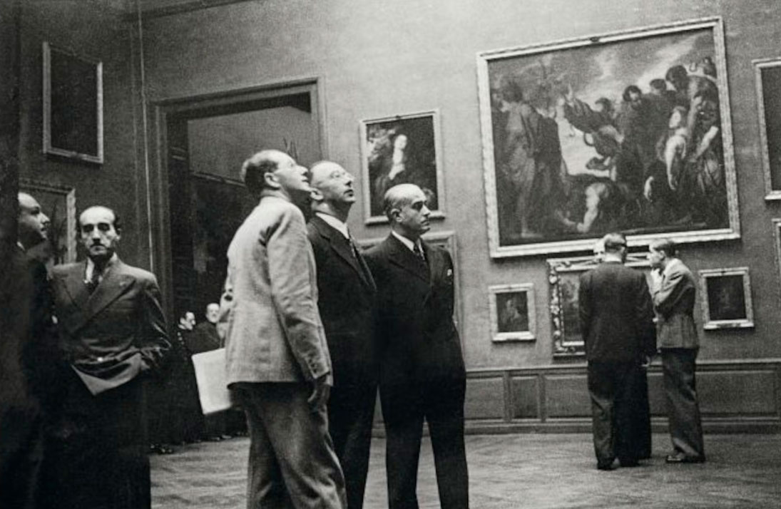 Fotograf&iacute;a de la visita de Himmler al Museo del Prado.