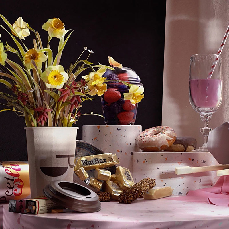Bodegón con flores, smoothie, dulces, comida basura, móvil y cigarrillos