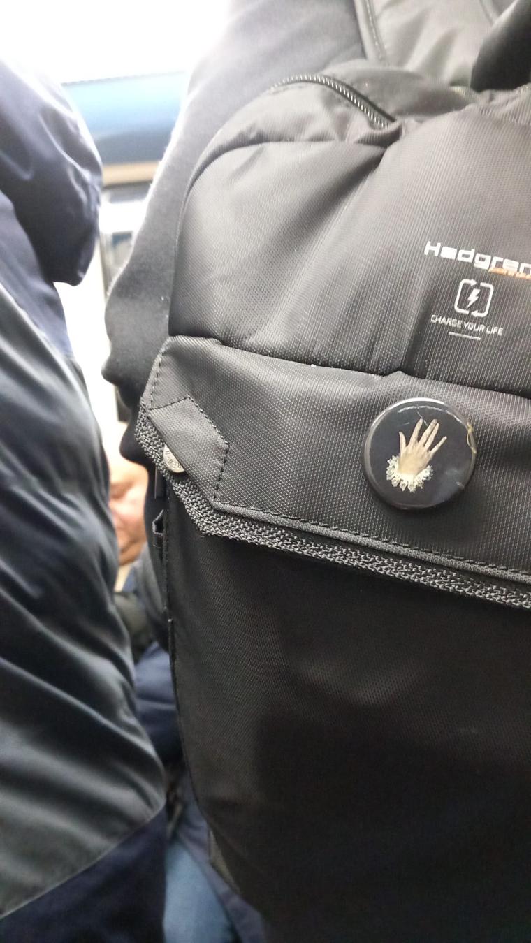 Chapa de El caballero de la mano en el pecho