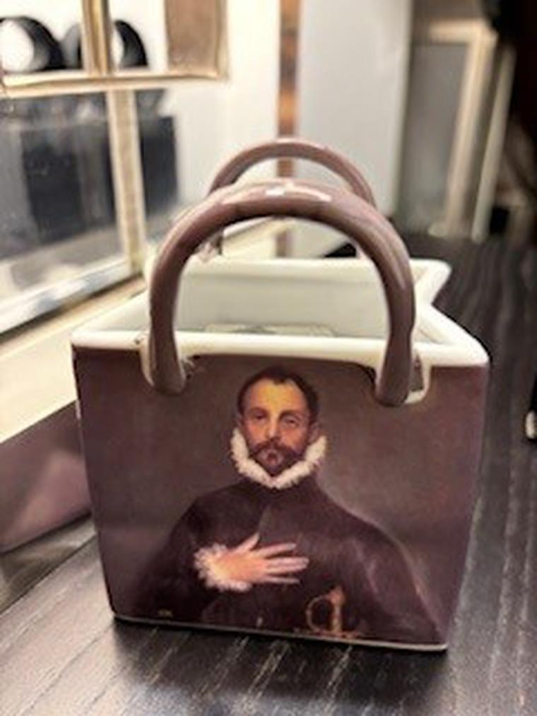 Recipiente de El caballero de la mano en el pecho
