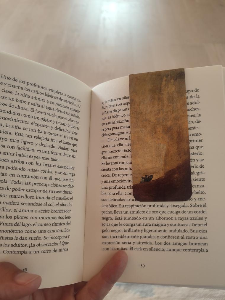 Marcapáginas de perro semihundido