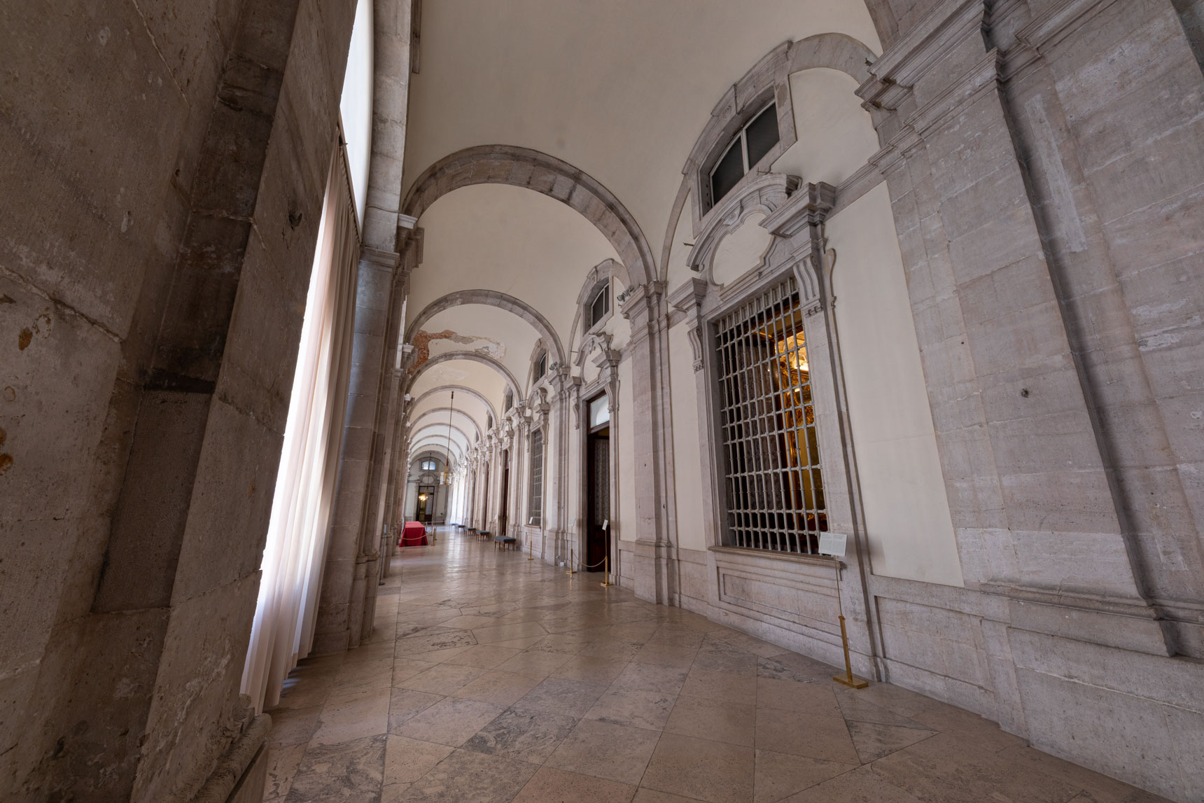 Una fotografía de la galería principal o galería alta del Palacio Real