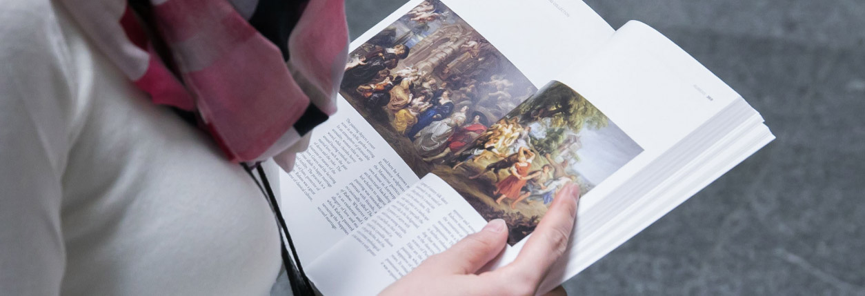 Imagen de un visitante leyendo la Gu&iacute;a del Prado