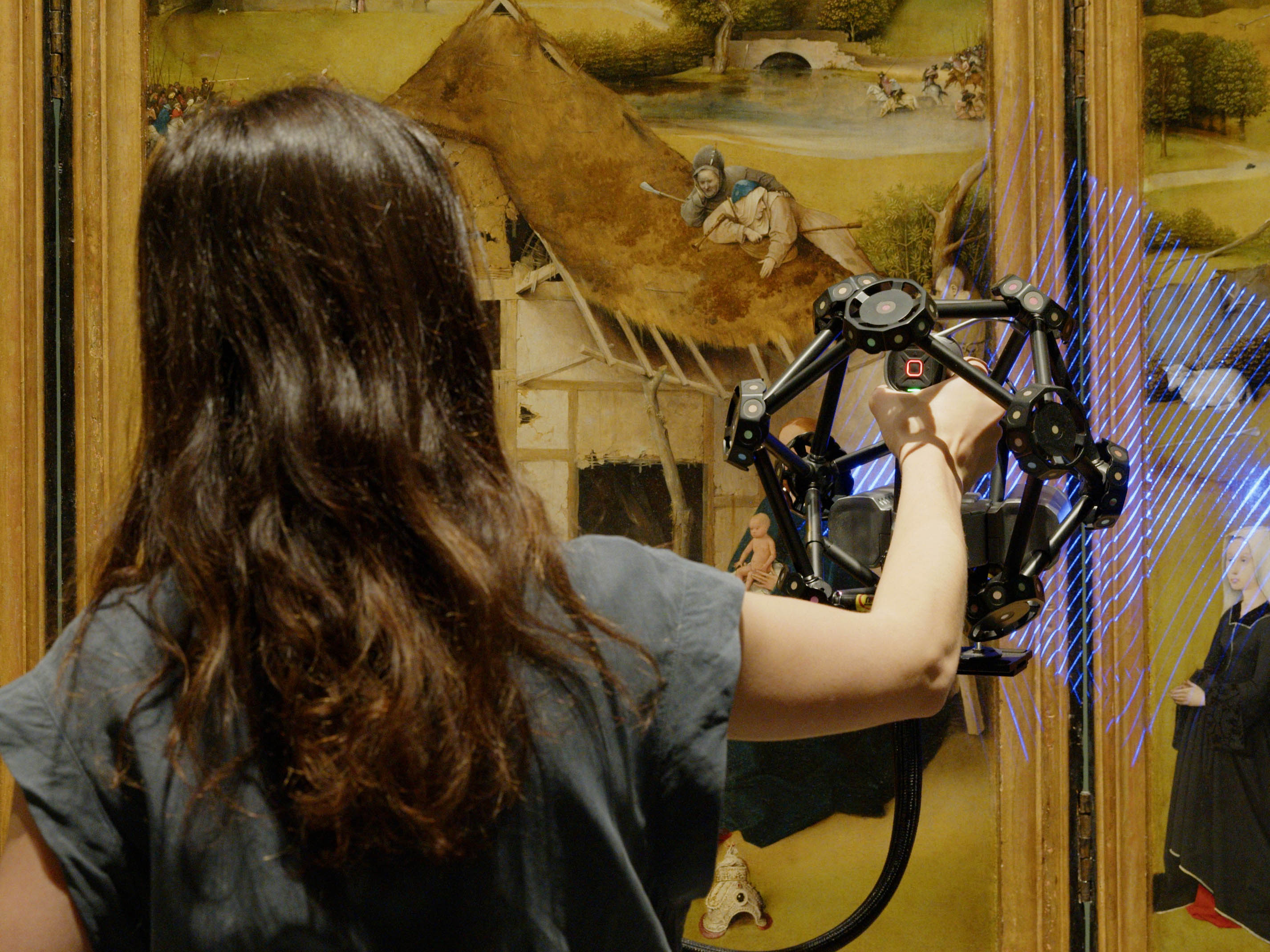 Una trabajadora del Museo del Prado escanea un marco