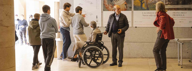 Imagen de un visitante en silla de ruedas